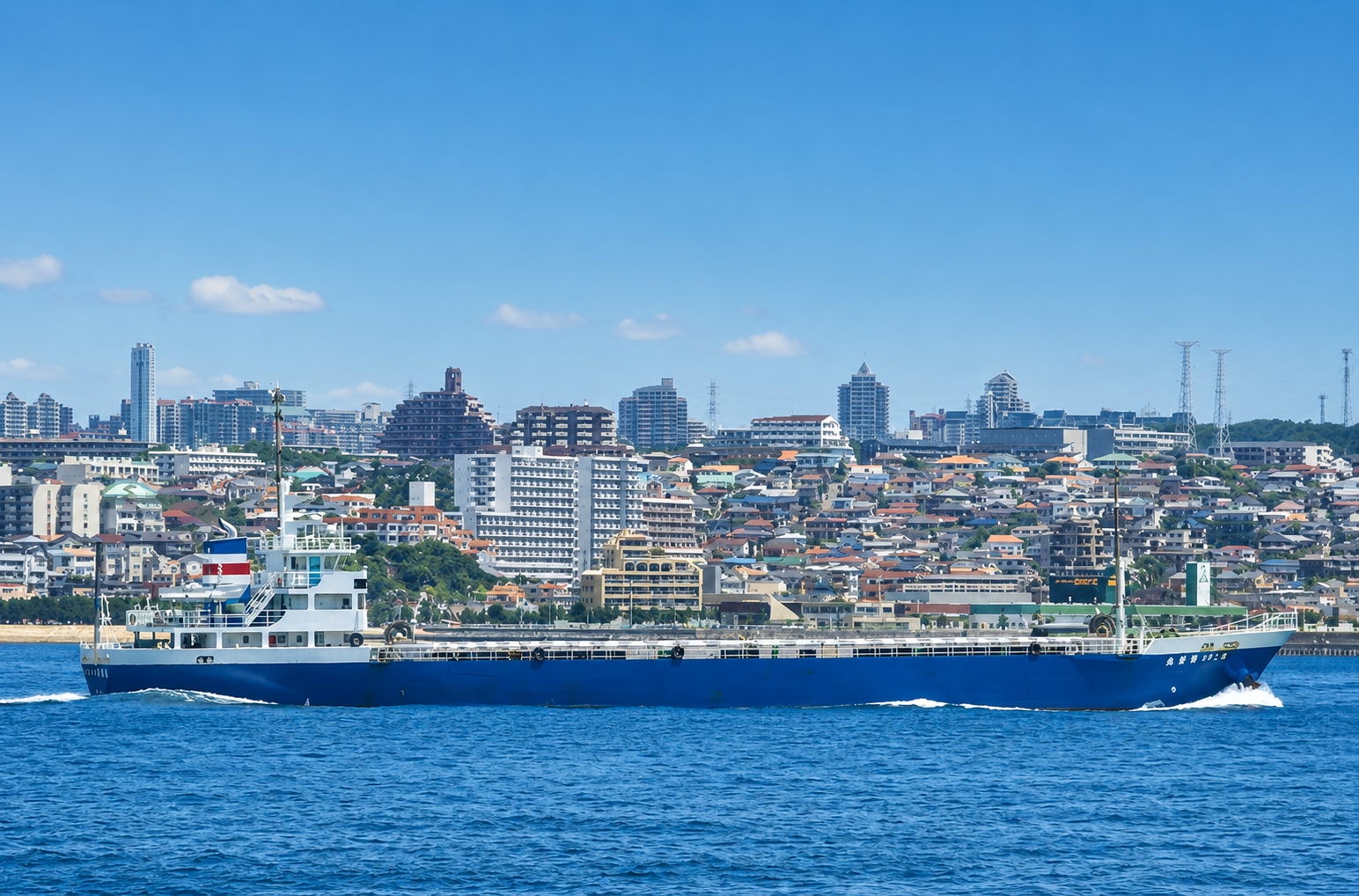 日生周辺の海を航行する貨物船